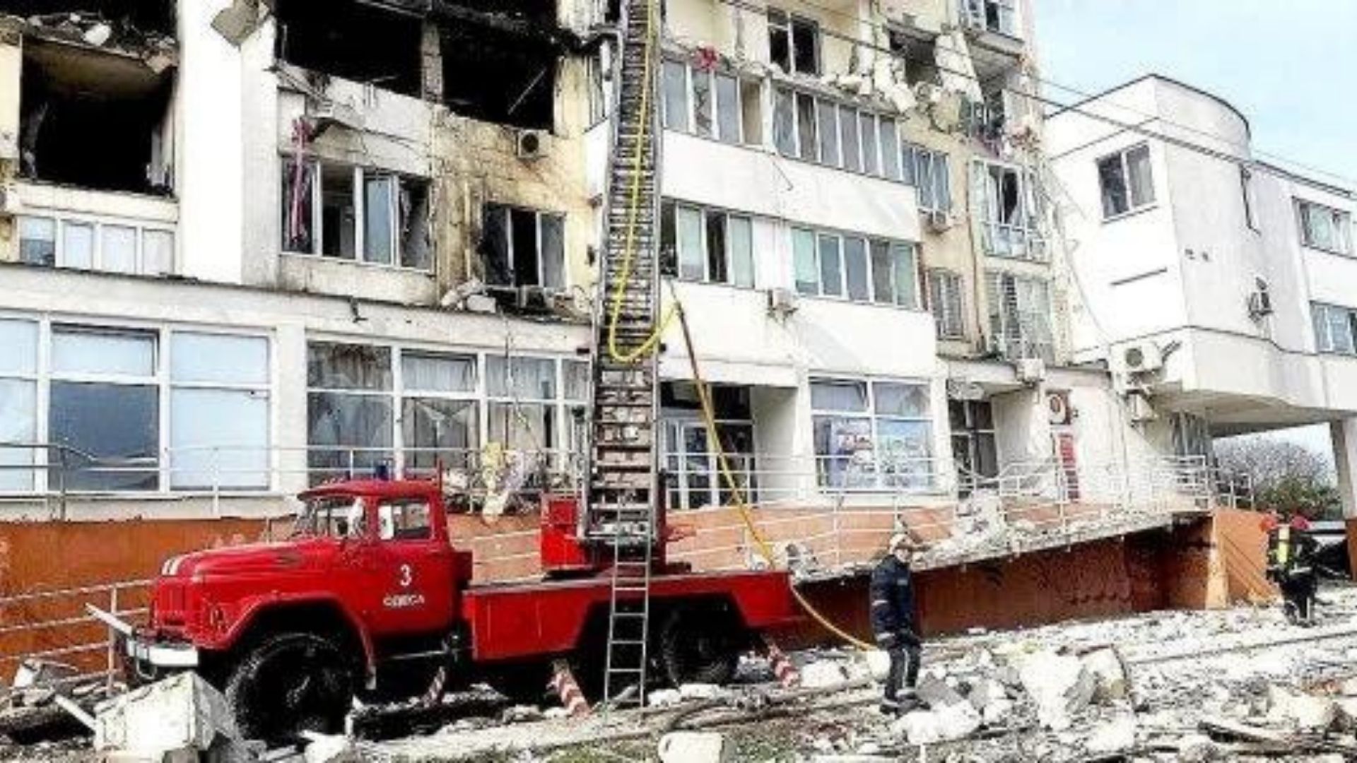 На фото: последствия российского ракетного удара по многоквартирному дому в Одессе